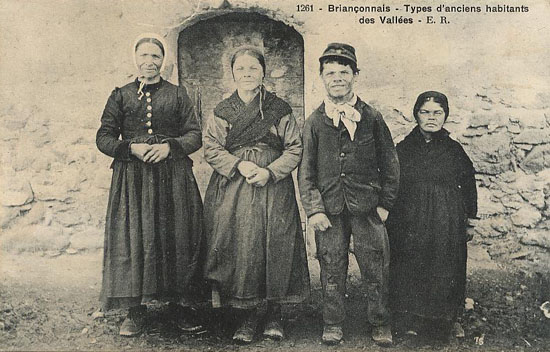 Carte postale montrant des types d'anciens habitants des vallées du Brianconnais