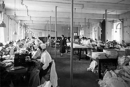 Atelier de lingerie.
Maison centrale de Montpellier, juin 1930.Photo Henri Manuel.